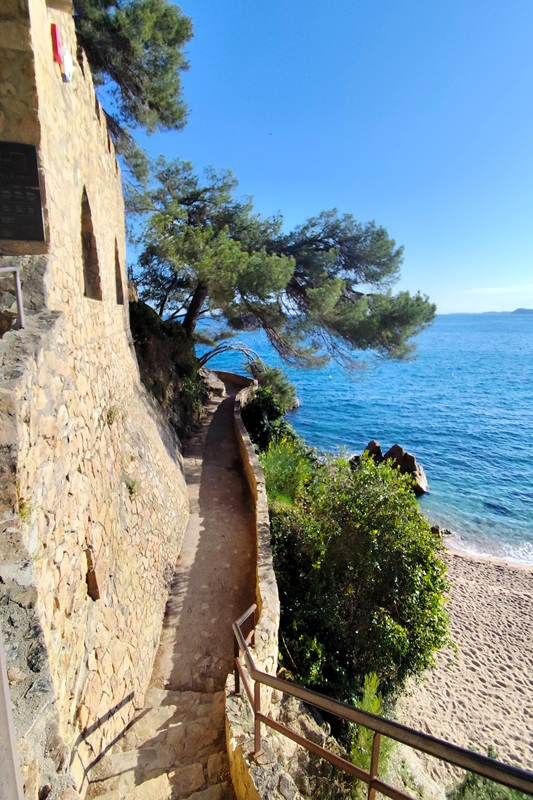 Le Camí de Ronda entre Lloret de Mar et Tossa de Mar longeant les falaises de la Costa Brava