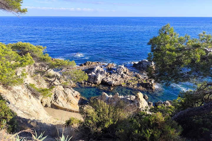 Vue sur la mer depuis le sentier côtier Camí de Ronda, Lloret de Mar, Costa Brava