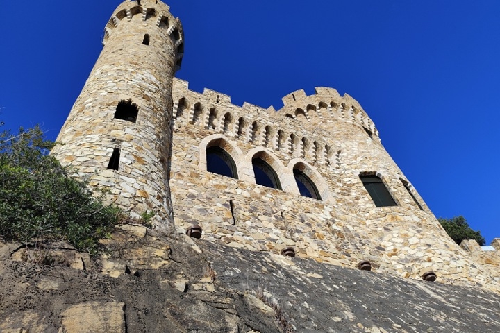 Façade du Castell d'en Plaja avec vue sur la plage de Lloret de Mar