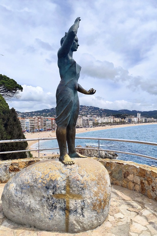 La statue Dona Marinera sur son promontoire avec vue sur la plage de Lloret de Mar, Costa Brava