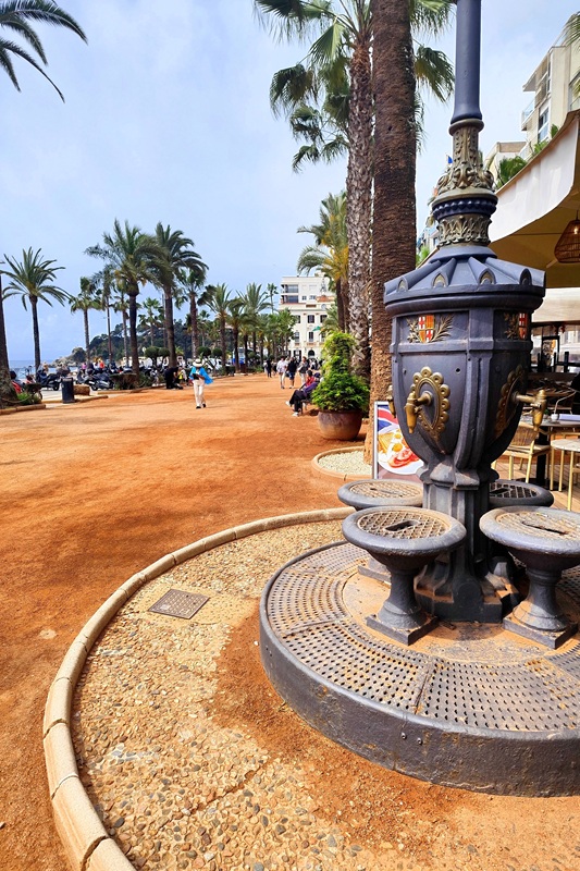 Vue sur la promenade centrale avec la Casa de la Villa en arrière-plan