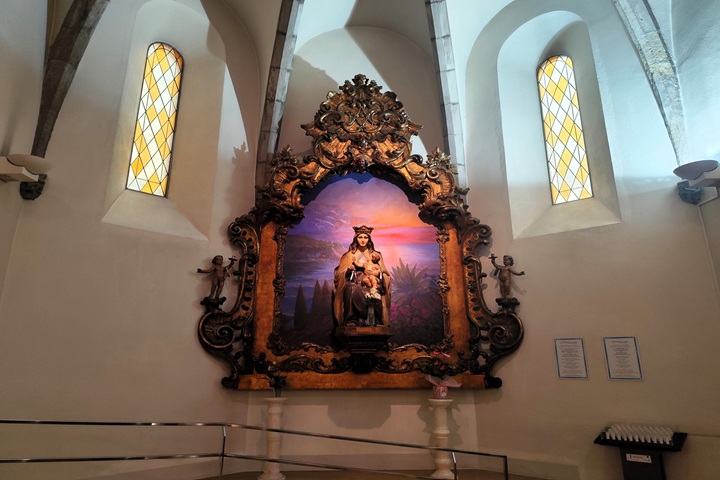 Intérieur de l'église Sant Romà avec ses chapelles baroque et moderniste, Lloret de Mar