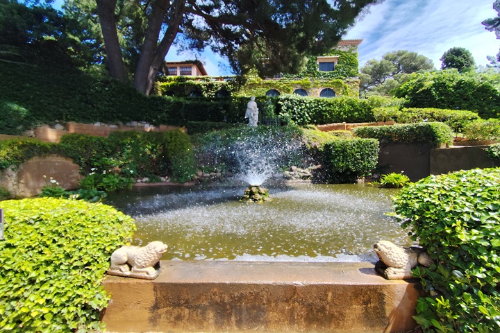 Statues néoclassiques et fontaines des jardins de Santa Clotilde, Lloret de Mar