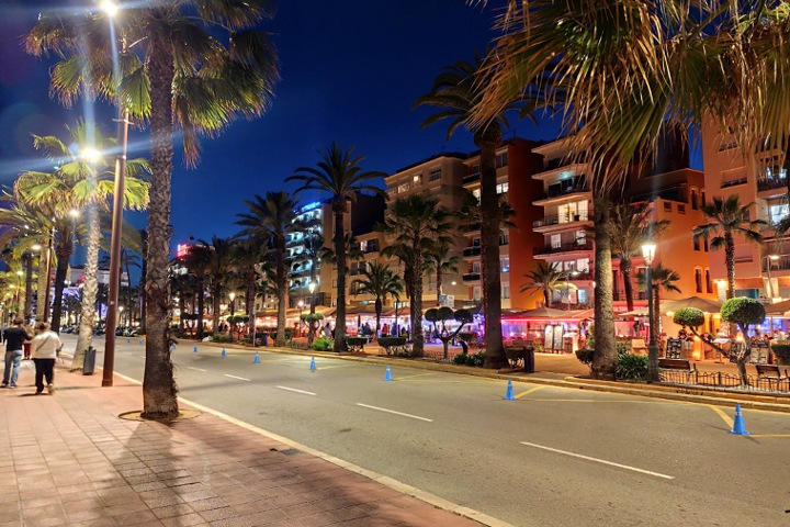Les boutiques du front de mer avec vue sur la plage, Espagne