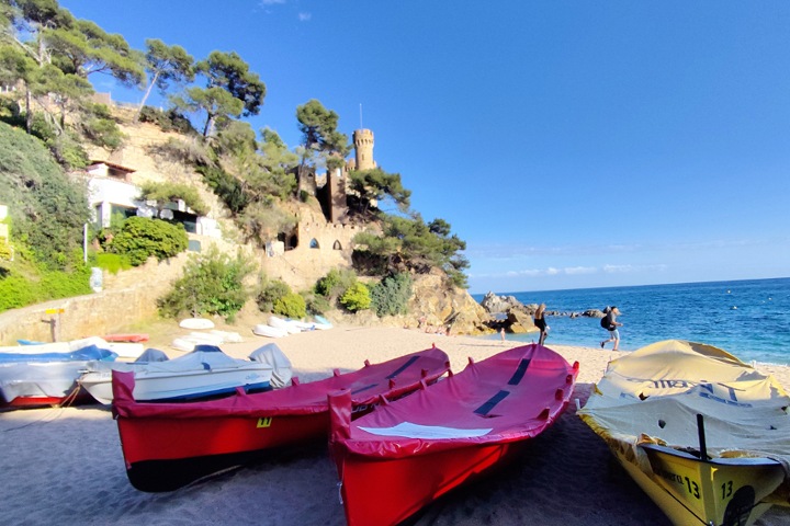 Le château d'en Plaja dominant la crique de Sa Caleta, Espagne