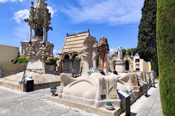 Sculptures et mausolées des familles d'indianos au cimetière moderniste de Lloret de Mar