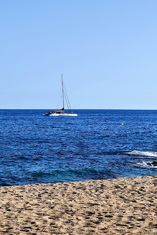 La plage principale de Lloret de Mar avec ses activités nautiques, Costa Brava, Espagne