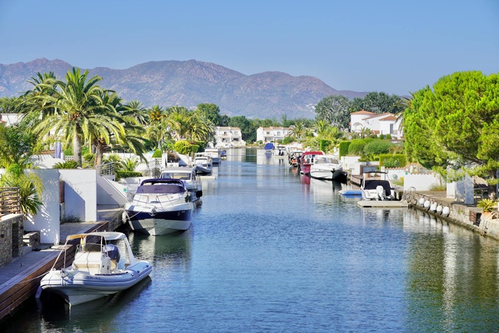 Les canaux d'Empuriabrava avec leurs villas et pontons privés, Venise espagnole, Costa Brava