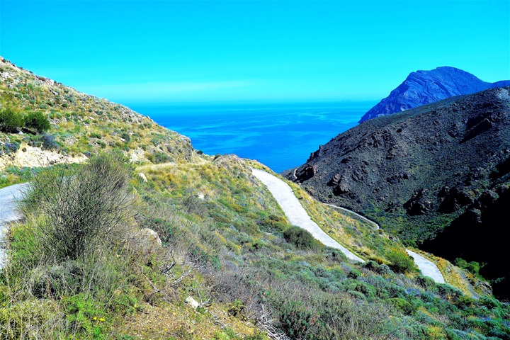 Route côtière sinueuse de la Crète avec vue panoramique sur la mer Méditerranée