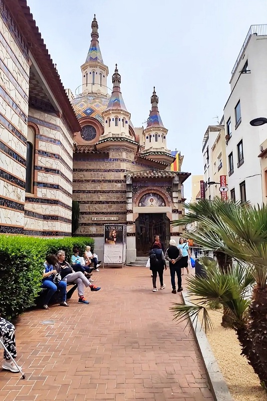 La façade de l'église Sant Romà, monument emblématique de Lloret de Mar, Costa Brava