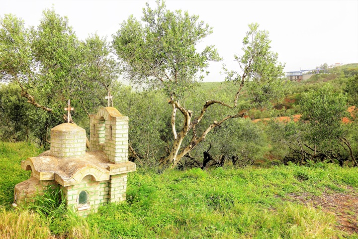 Petite chapelle iconostasi au bord d'une route crétoise, mémorial typique de Grèce
