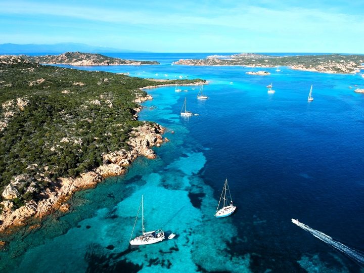 Archipel des îles Maddalena avec criques secrètes et plages paradisiaques en Sardaigne du Nord