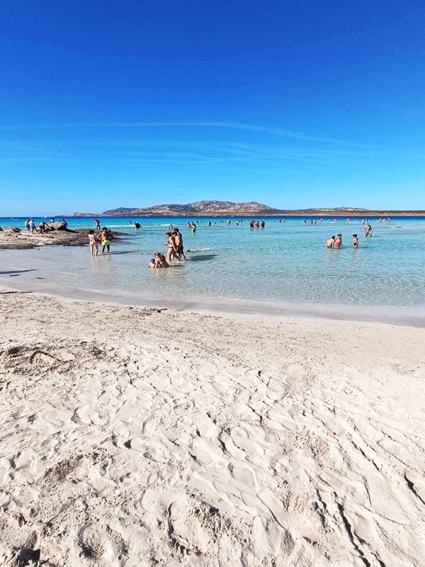 Plage La Pelosa à Stintino, sable blanc et eaux turquoise en Sardaigne du Nord"
