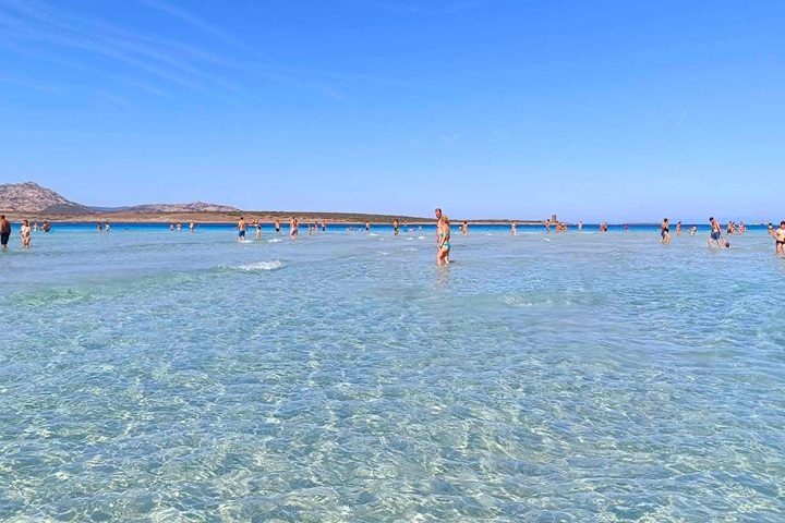 Plage La Pelosa à Stintino, sable blanc et eaux turquoise en Sardaigne du Nord"