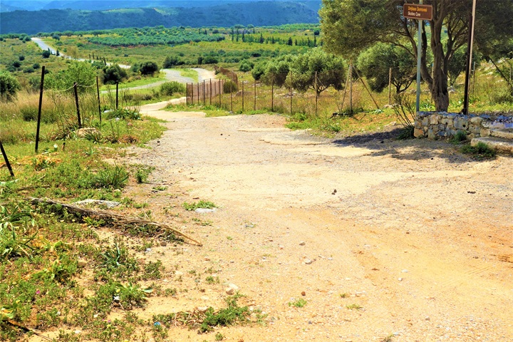 Route sinueuse non goudronée sur les routes de Crète