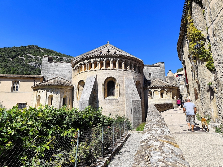Saint-Guilhem-le-Désert et son abbaye de Gellone, près de Montpellier